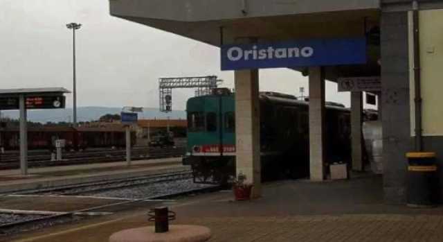 Treni Oristano Controllore minacciato con un coltello sul treno per Oristano, la denuncia: