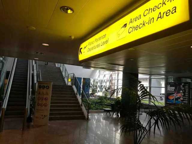 Aeroporto Elmas Area Partenze Biglietti introvabili per Cagliari, l'attacco di FdI: