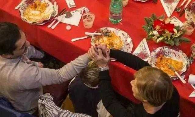 Cena di Natale, i dati in Italia: quasi 3 ore ai fornelli, arrosto e pasta sul podio
