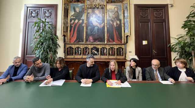 Cento euro per gli anziani poveri, pasti gratis e Pully: 