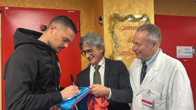 Caprile dona 100 maglie del Cagliari al Policlinico nel reparto dove è nato suo figlio