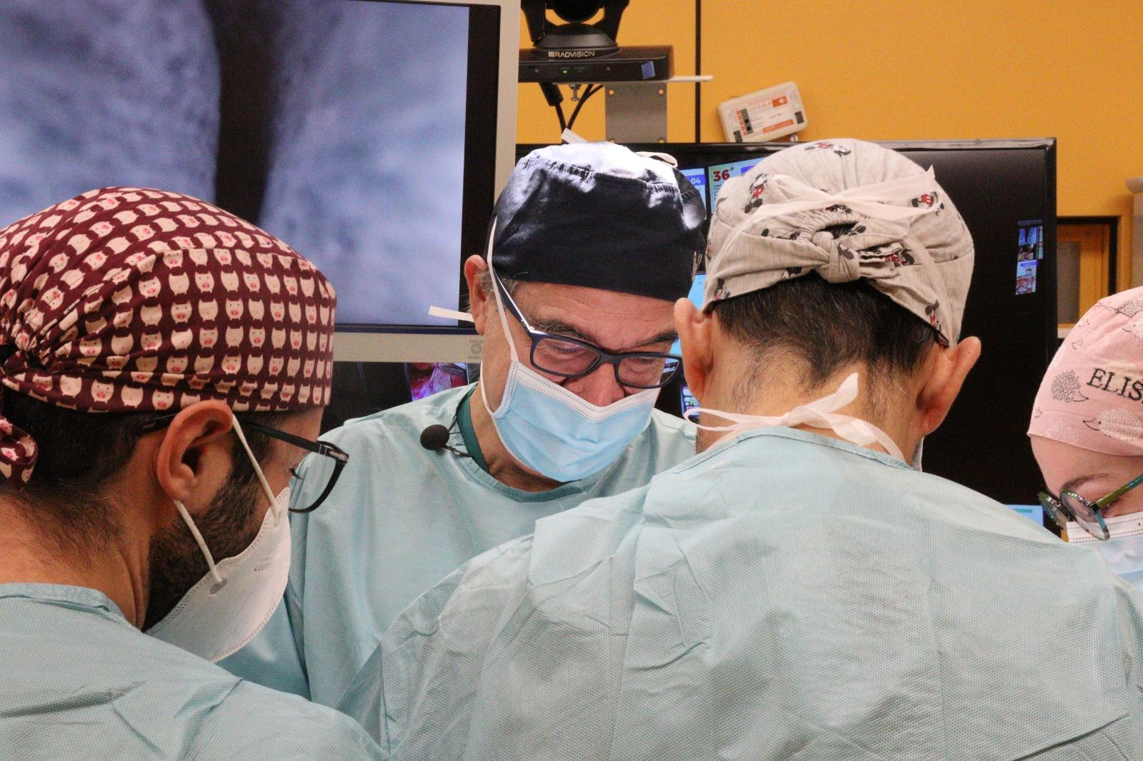 Il chirurgo Calò dell'Aou di Cagliari esegue due delicati interventi in diretta mondiale