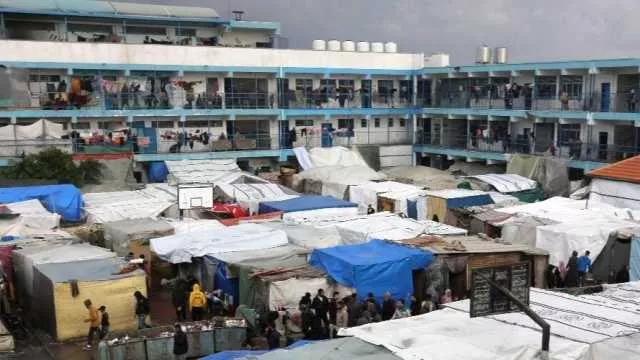 Gerusalemme, la polizia israeliana fa irruzione nel centro rifugiati palestinesi: 
