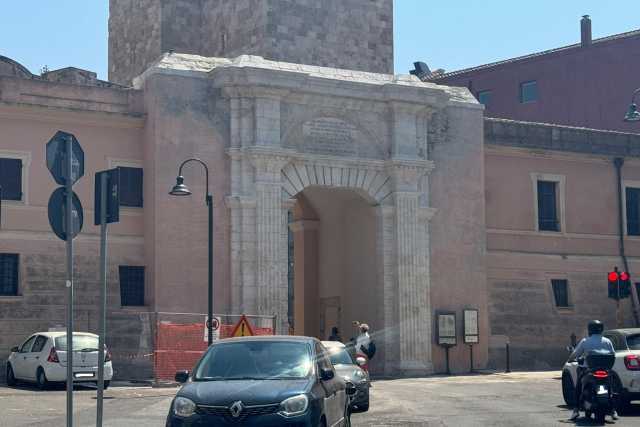 Cagliari, temporanea chiusura al traffico di Porta Cristina per lavori nell'arco