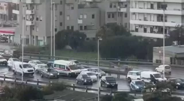 Cagliari, coda chilometrica sull'Asse Mediano: anche un'ambulanza bloccata nel traffico (Video)