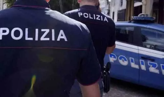Nuoro, sorpreso dalla polizia mentre spaccia droga: in casa aveva 21mila euro in contanti