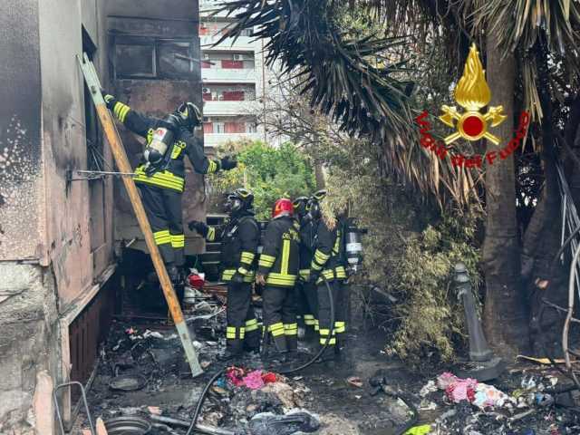WhatsApp Image 2025 12 15 At 22.12.44 Quartu, scoppia un incendio nel cortile di una palazzina: coinvolte due bombole di Gpl