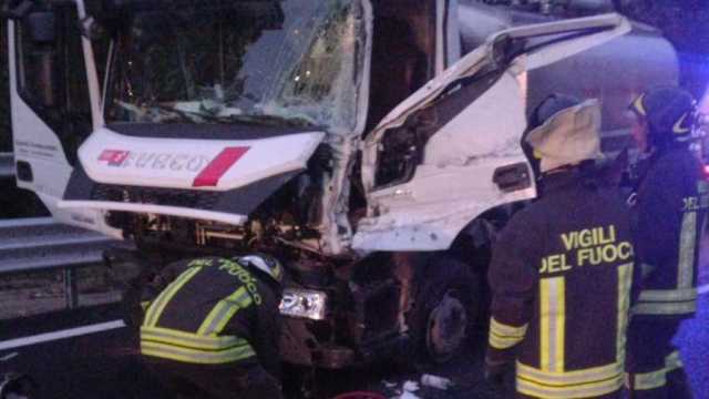 Scontro tra due camion sulla 131 Dcn vicino Prato Sardo: strada chiusa