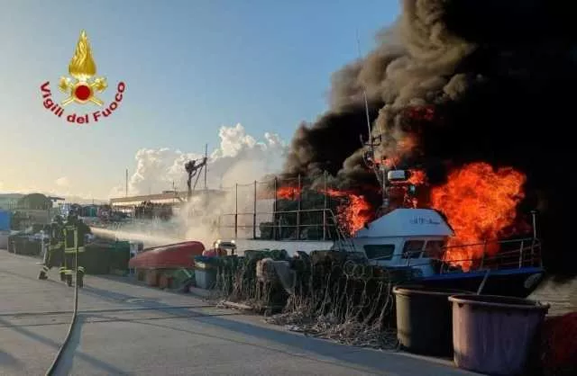 Cagliari, barca ormeggiata in fiamme: due persone in codice giallo