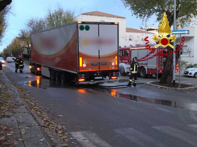 Alghero, camion prende fuoco ed esplodono gli pneumatici: paura in via XX settembre (VIDEO)