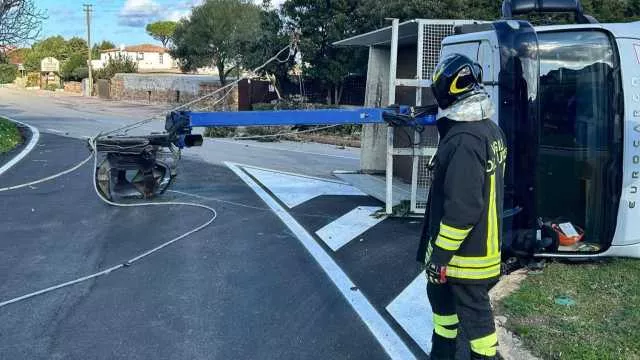 Arzachena, il braccio di un camion colpisce cavi elettrici e si ribalta