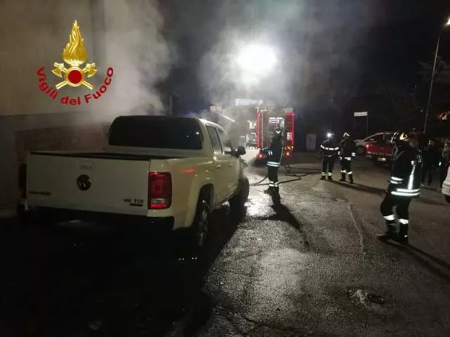 Nuoro, auto distrutta da un incendio in via Pabro Neruda: indagini in corso