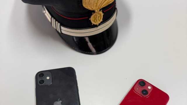 Ruba due telefoni a Cagliari e li nasconde in auto: 23enne nei guai dopo una perquisizione