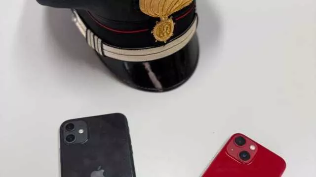 Ruba due telefoni a Cagliari e li nasconde in auto: 23enne nei guai dopo una perquisizione