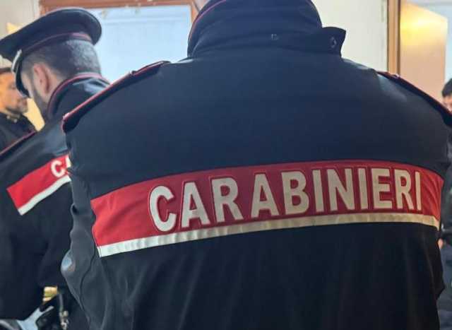 Giovane donna trovata morta seminuda in un cortile: giallo a Milano