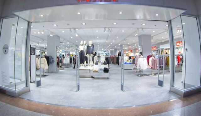 Corte Del Sole Hm Sestu, tentano di rubare più di 200 euro di capi alla Corte del Sole: due giovani in manette