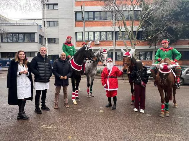 Babbo Natale a cavallo nel ricordo di Annalisa: solidarietà e speranza per i pazienti oncologici di Sassari