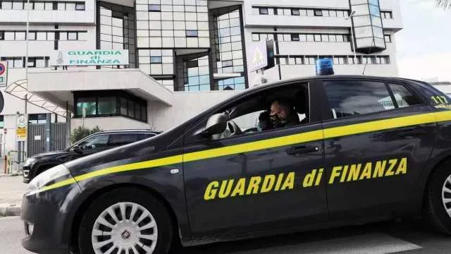GUARDIA DI FINANZA Stava sbarcando a Porto Torres, ma non poteva allontanarsi dal nord Italia: arrestato