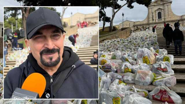 Cagliari, migliaia di buste con gli alimenti per i bisognosi nella scalinata di Bonaria: è il miracolo di Natale (Video)