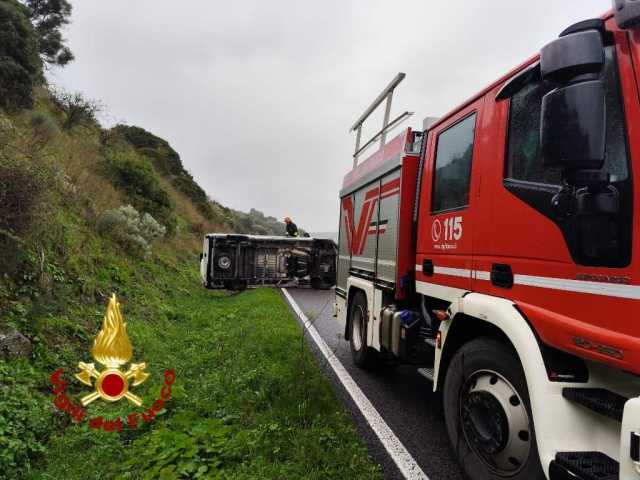 Perde il controllo del furgone e si ribalta: l'incidente sulla 131 nell'Oristanese 