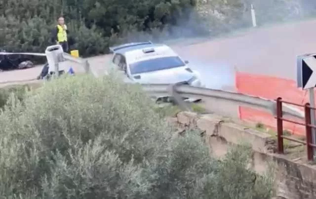 Paura al Rally di Cagliari: auto sfonda il guardrail e finisce giù in un dirupo a Dolianova (Video)