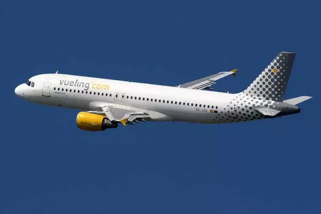 Francia, atterraggio di emergenza per un volo Vueling: 