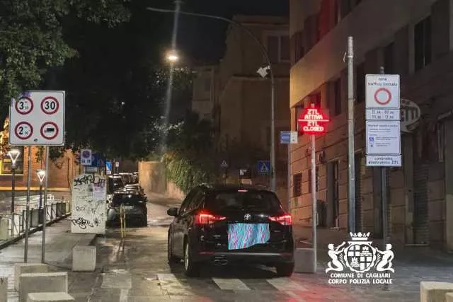 Cagliari, copre la targa con un asciugamano: sanzionato il “furbetto” della Ztl