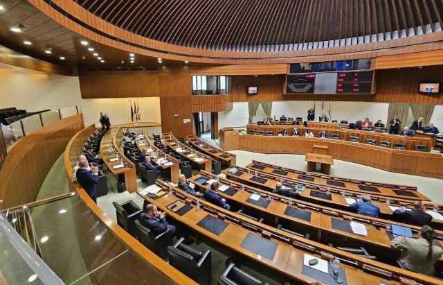 Approvata la finanziaria da oltre 11 miliardi, ma il centrodestra lascia l'aula