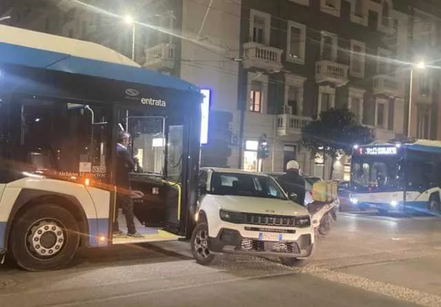 Cagliari, incidente tra auto e pullman in via San Benedetto: possibili disagi al traffico