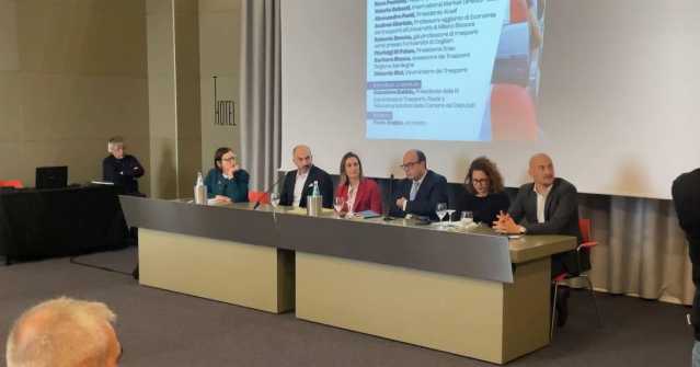 Incontro Lo Stato Del Trasporto Aereo Compagnie low cost contro l'addizionale comunale in Sardegna: