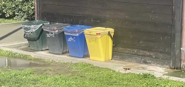 Rifiuti, cambiano i colori dei mastelli a partire da giugno: blu per la carta e giallo per la plastica