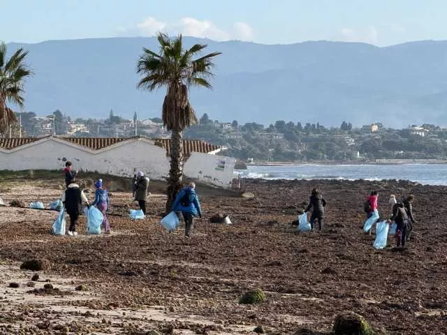 Quartu, i cittadini in spiaggia per ripulire il Poetto dagli effetti del ciclone Harry