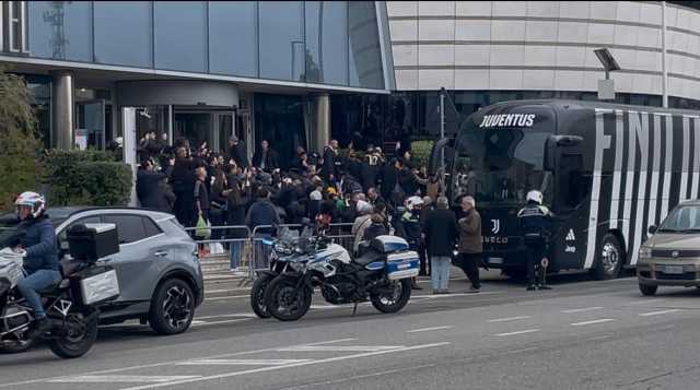 Cagliari, decine di tifosi bianconeri al T Hotel per accogliere i giocatori della Juventus (Video) 