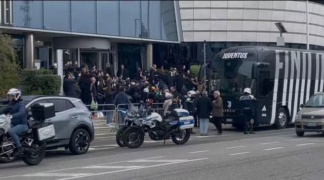 Cagliari, decine di tifosi bianconeri al T Hotel per accogliere i giocatori della Juventus (Video) 