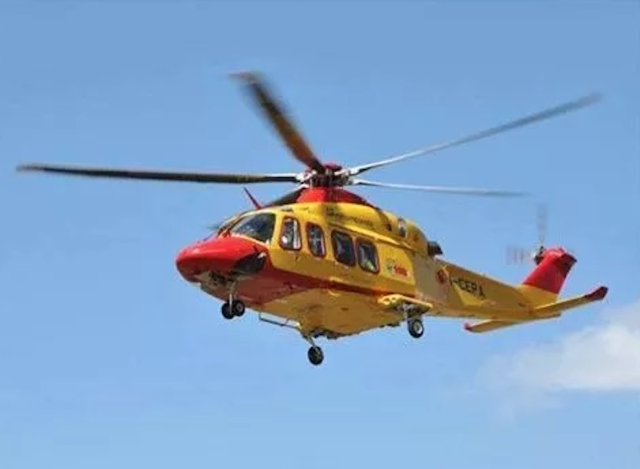 Lodè, fa esplodere un petardo e perde tre dita: 18enne soccorso con l'elicottero