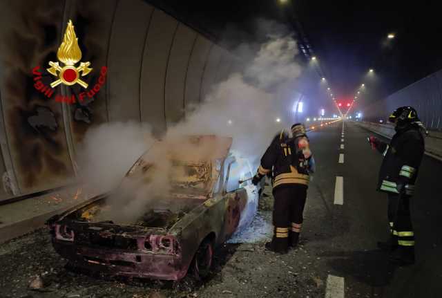 Budoni, incendio nella galleria sulla statale 131 dcn: un'auto ha preso fuoco 