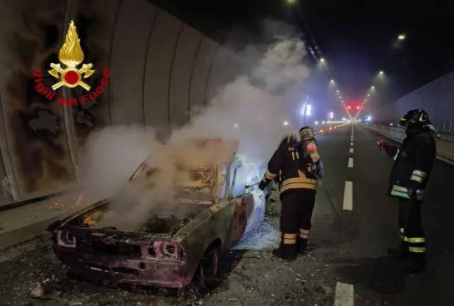 Budoni, incendio nella galleria sulla statale 131 dcn: un'auto ha preso fuoco 