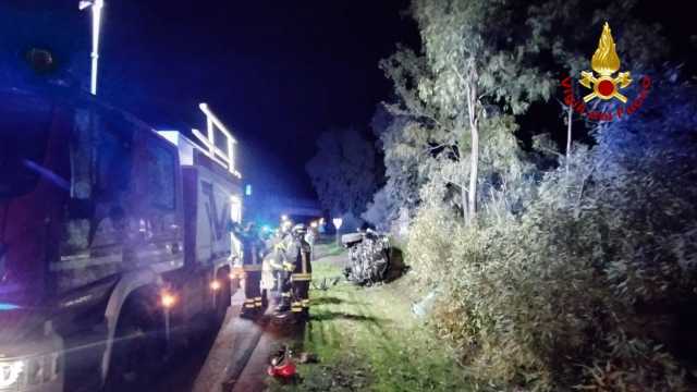 Esce di strada e rimane intrappolato nell'auto: ragazzo soccorso a Budoni