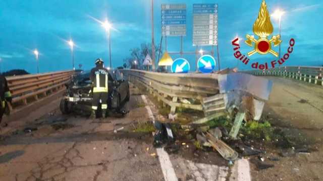 Oristano, perde il controllo dell'auto e si schianta sullo spartitraffico: pauroso incidente