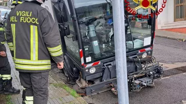 Sprofonda l'asfalto e la macchina spazzatrice rimane incastrata: l'incidente in via Calabria a Nuoro