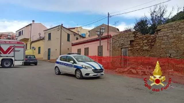 Crolla un muro in pietra dopo le forti piogge: chiusa la zona intorno a largo Quasimodo