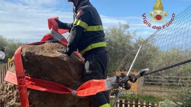 Quartu, cade un masso di granito da 3 tonnellate e mezzo in una casa