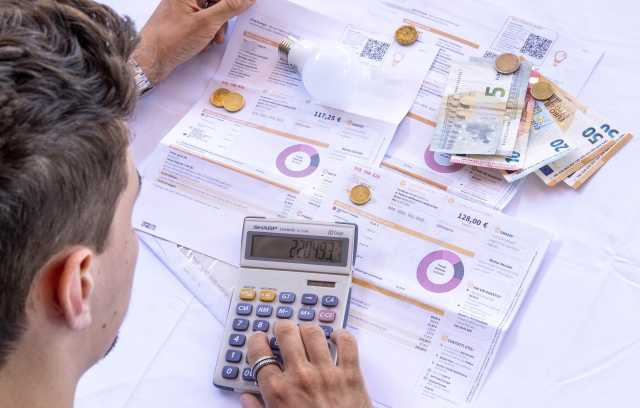 Elettricità, la bolletta per le imprese del terziario è aumentata del 28% rispetto al 2019