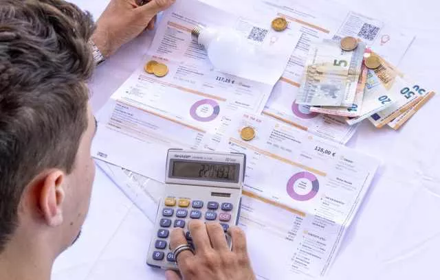 Elettricità, la bolletta per le imprese del terziario è aumentata del 28% rispetto al 2019