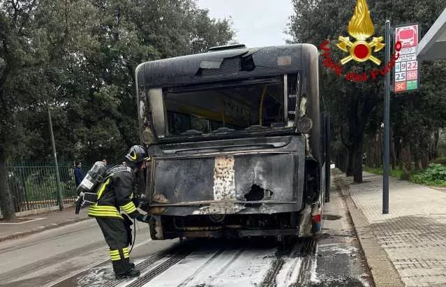 Paura a Sassari, bus prende fuoco vicino all'istituto agrario: tutti gli occupanti in salvo
