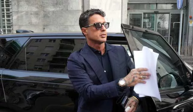 Il giudice accoglie il ricorso di Signorini e blocca Fabrizio Corona: non potrà pubblicare la puntata di Falsissimo