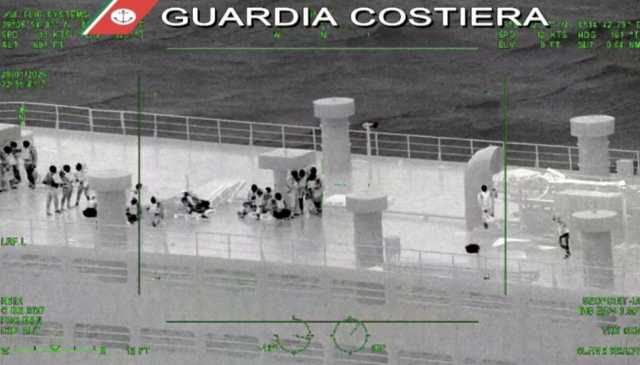 Vento e onde fino a 5 metri: Carloforte, allarme per una nave in avaria con 33 persone a bordo 