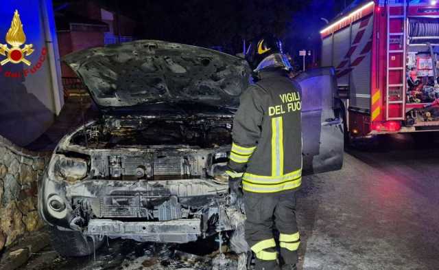 Incendi Auto Jerzu Bosa Aritzo Tre incendi d'auto nella notte a Jerzu, Bosa e Aritzo: indagini in corso