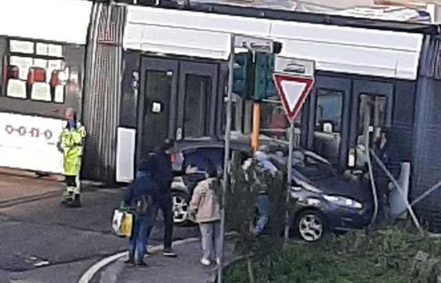 Cagliari, auto contro metropolitana leggera in via Galvani (video)