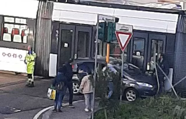 Cagliari, auto contro metropolitana leggera in via Galvani (video)